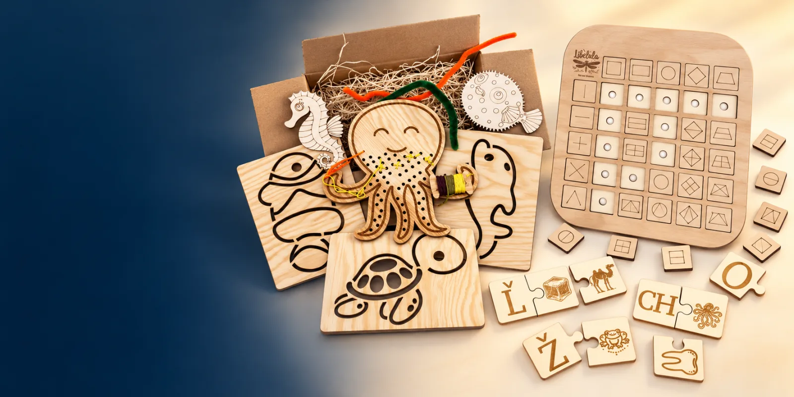 Drevené hračky Libelula vybalené z darčekovej krabice: šnurovacia chobotnica, dosky na kreslenie, Logiboard na priraďovanie tvarov a slovenské písmenkové puzzle